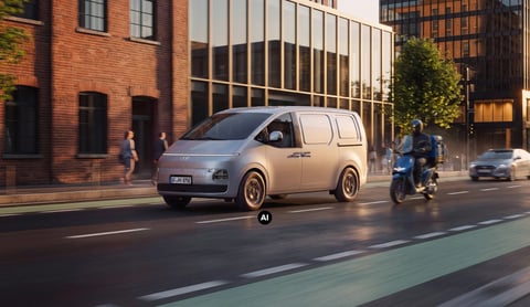 Hyundai STARIA Cargo в градски трафик.