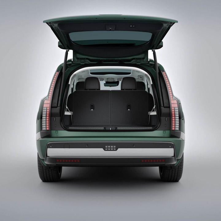 Animation showing 2494 litres of cargo capacity with 2nd and 3rd rows flat in the Hyundai IONIQ 9.