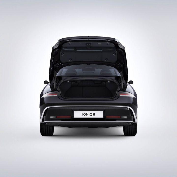 Video showing access to an ample 401 litres of luggage space in the Hyundai IONIQ 6.