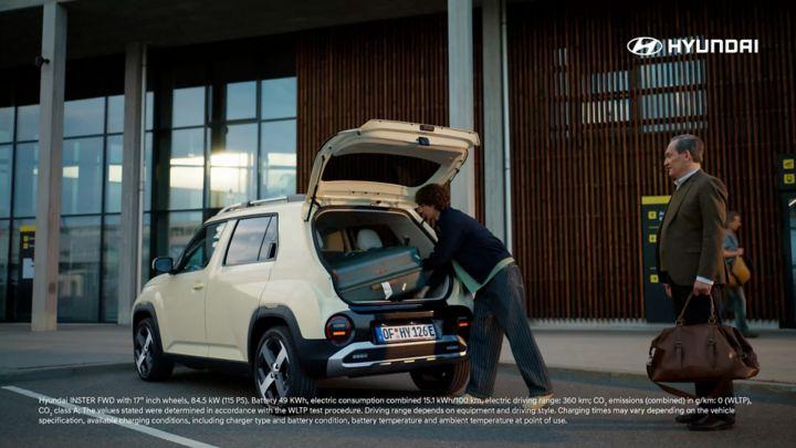 2025_Заден_пътник_Hyundai_Inster_30s_FULL_16x9_с_надписи_TVC_1